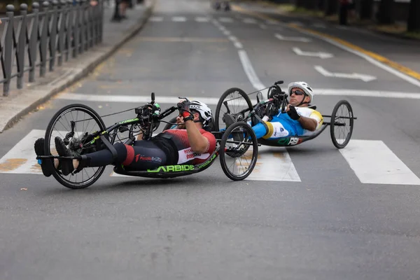Pareja Atletas Entrenando Con Sus Bicicletas Especiales Una Pista Ciudad —  Fotos de Stock