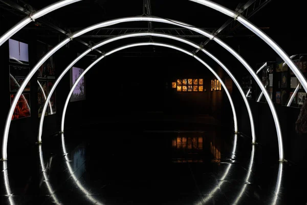 Трубчатый Источник Света Создает Спираль Отражения Полу — стоковое фото