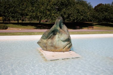 İspanya Valensiya 'daki Modern Sanat ve Bilim Şehri yakınlarındaki İnsan Yüzünün bir bölümünü temsil eden heykel..