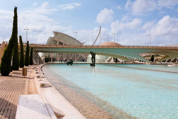 İspanya Valensiya 'daki Modern Sanat ve Bilim Şehri yakınlarındaki İnsan vücudunun bir bölümünü temsil eden Bronz Heykeller.