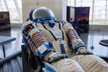 Beyaz Astronot Uzay Görev Giysisi ve Miğfer.