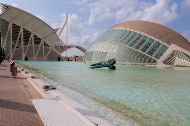 Valencia 'daki Hemisferic Sineması Dev Göz' e benzemek için yapılmıştır..