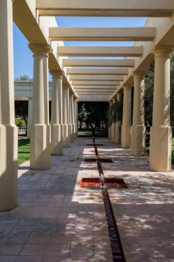 Valencia, İspanya 'daki Turia Park' ta Sütun ve Çeşmeli Mimarlık.