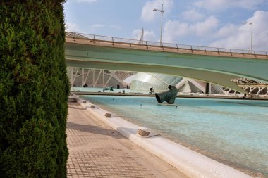 İspanya Valensiya 'daki Modern Sanat ve Bilim Şehri yakınlarındaki İnsan vücudunun bir bölümünü temsil eden Bronz Heykeller.