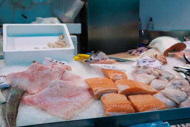 Taze Yakalanmış Balık ve Kabuklu Deniz Ürünleri Marketi.