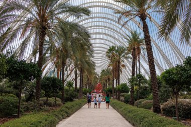 Umbracle Modern Binası 'nın dış yapısı Valencia, İspanya' da yeşilliği ile.