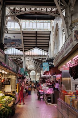 İspanya, Valencia 'daki ana gıda pazarı Mercado Central' ın iç mekânları, insanları ve mimarisi..