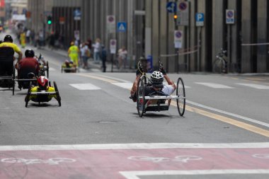 Bir Şehir Pistinde Özel Bisikletleriyle Bir grup Sporcu.