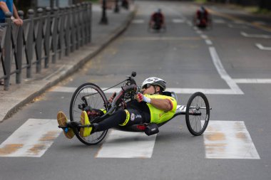 Bir yarış sırasında özel bisikletiyle şehir yolunda bir sporcu..