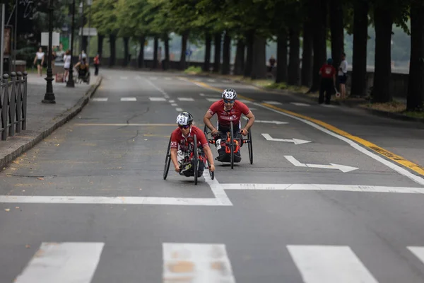 Pareja Atletas Entrenando Con Sus Bicicletas Especiales Una Pista Ciudad —  Fotos de Stock