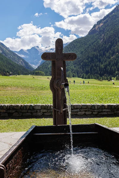 Fântâna Formă Cruce Fier Apă Curgătoare Amplasată Într Mediu Montan — Fotografie, imagine de stoc