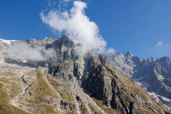 여름철의 이탈리아 알프스 바위와 하늘을 가까이 — 스톡 사진