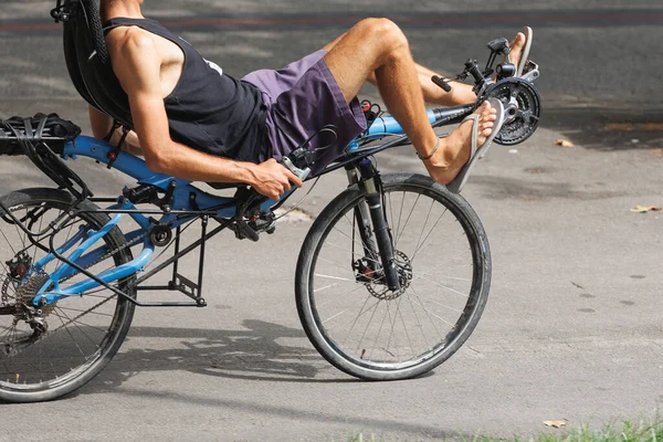 Niño Pantalones Cortos Chanclas Montando Una Bicicleta Particular Una Posición —  Fotos de Stock