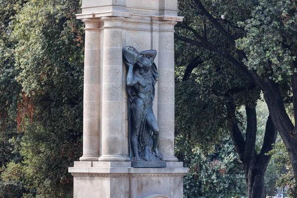西班牙巴塞罗那加泰罗尼亚广场的古典英雄铜像雕塑 — 图库照片