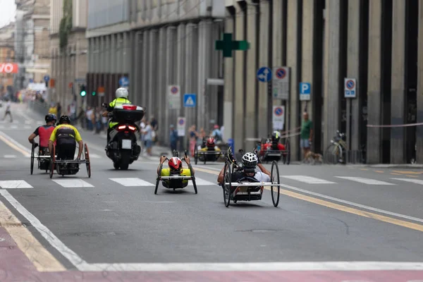 Группа Спортсменов Своими Специальными Велосипедами Городской Трассе Гонке — стоковое фото