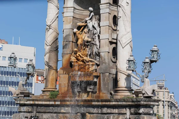 西班牙广场的大纪念碑 西班牙巴塞罗那Jujol的古典风格的喷泉 — 图库照片