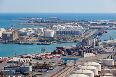 Barcelona Limanı Tankları ve konteynırları İspanya 'nın yukarısından görüldü.