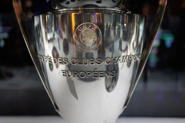 バルセロナサッカークラブサッカーチームの大会で勝利を象徴するカップ Champions League — ストック写真