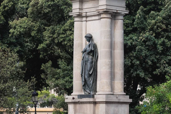 西班牙巴塞罗那加泰罗尼亚广场的女青铜雕塑 — 图库照片