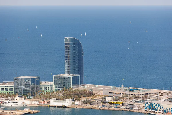 View Skyscraper Mirrored Windows Port Barcelona Multitude Sailboats Sea Ahead — Stock Photo, Image