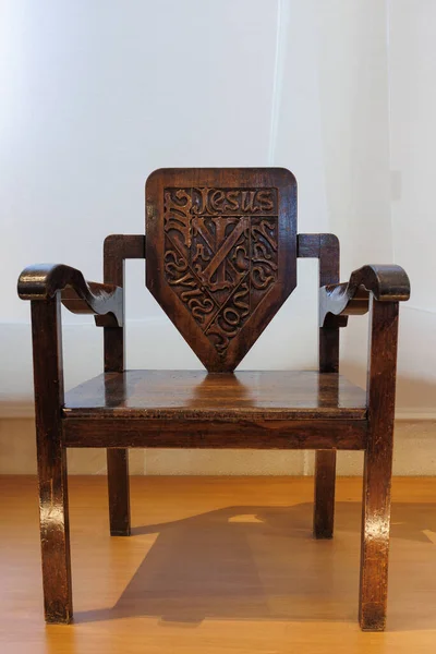 Krzesło Inlay Wood Napisem Jezus Wyświetlany Wewnątrz Kościoła Sagrada Familia — Zdjęcie stockowe