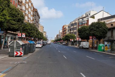 Valencia, İspanya 'da Az Araba ve İnsanlı Bir Sokak.