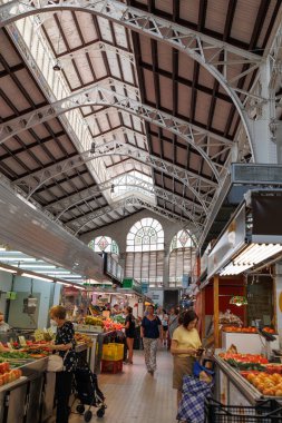 İspanya, Valencia 'daki ana gıda pazarı Mercado Central' ın iç mekânları, insanları ve mimarisi..