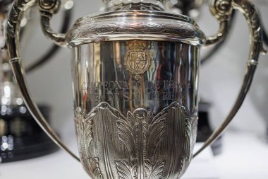 Kupa, Barcelona Futbol Kulübü Futbol Şampiyonası 'nda zaferi simgeliyor..