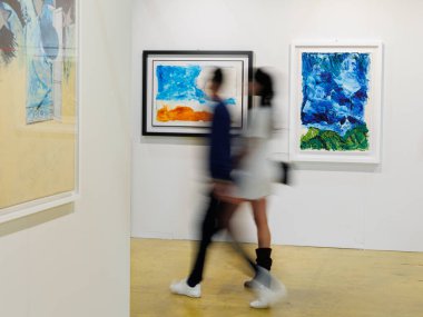 Modern Sanat Galerisinde Yürüyen ve Hayranlık duyan İnsanlar.