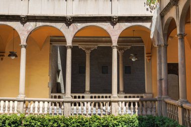 Palau del lloctinent Avlusu, İspanya 'nın Gotik Mahallesi, Aragon Arşiv ve Tacının Karargahı.