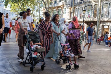 İspanya Barselona 'nın Ana Rambla' sında Yürüyen İnsanlar.