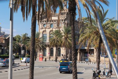 Barcelona Askeri Hükümeti 'nin Neoklasik Binası yakınlarındaki Barcelona' nın Ciutat Vella bölgesinde bulunan Plaza del Portal de la Paz 'da yer alan cadde..