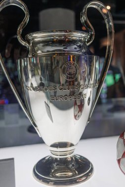Barcelona Futbol Kulübü Futbol Takımı - Şampiyonlar Ligi Şampiyonlar Ligi Yarışmasında Zaferi Sembolize Ediyor.