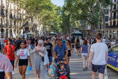 İspanya Barselona 'nın Ana Rambla' sında Yürüyen İnsanlar.
