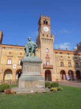 Rocca Pallavicino ve Giuseppe Verdi Heykeli, İtalyan besteci, Parma, İtalya.