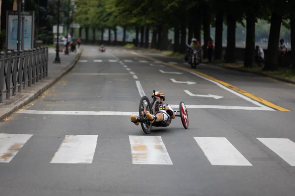 Athlète Avec Son Vélo Spécial Sur Une Piste Ville Lors — Photo