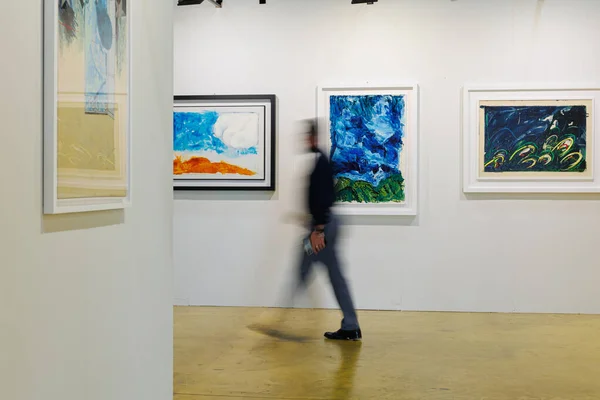 Man Walking Admiring Paintings Modern Art Gallery — Foto Stock