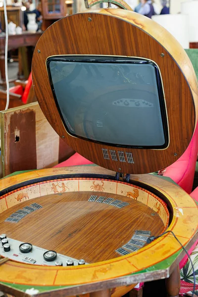 Antikes Schwarz Weiß Fernsehgerät Mit Kathodenstrahlröhre Einem Holzschrank Mit Klappbildschirm — Stockfoto