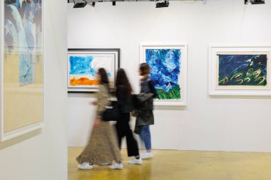 Modern Sanat Galerisinde Yürüyen ve Hayranlık duyan İnsanlar.