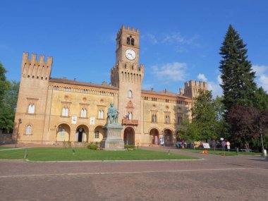Rocca Pallavicino ve Giuseppe Verdi Heykeli, İtalyan besteci, Parma, İtalya.