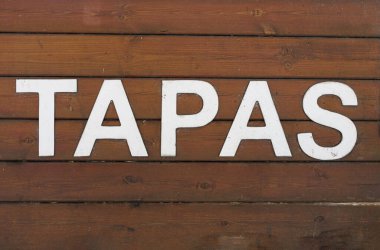 Tapas, İspanyol mutfağında aperatif ya da aperatif, Tahta Arkaplanda Beyaz Metin.