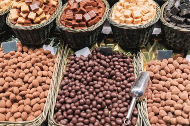 Wicker Sepetlerinin İçindeki Çikolatalar.