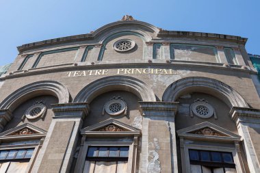Tiyatro Müdürü, Barcelona 'nın en eski tiyatrosu, başlangıçta La Rambla, İspanya' nın ünlü caddesinde bulunan Santa Cruz Tiyatrosu olarak adlandırıldı..