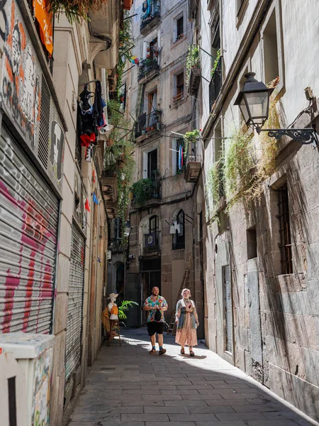 Pareja Caminando Una Estrecha Calle Barcelona Con Farola Antigua Barrio —  Fotos de Stock