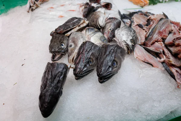 Φρέσκα Ψάρια Διατηρούνται Στον Πάγο Προς Πώληση Στον Πάγκο Της — Φωτογραφία Αρχείου