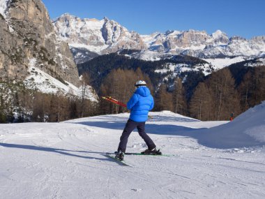 Alp Kayakçıları Güzel Karlı bir yamaçtan iniyor ve İtalyan Alpleri Dolomitleri Dağları 'nın karla kaplı manzarası var..