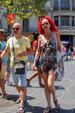 Barselona, İspanya - Ağustos 2022: Barcelona, İspanya 'nın Ana Rambla' sında Yürüyen İnsanlar.