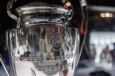 Barcelona Futbol Kulübü Futbol Takımı - Şampiyonlar Ligi Şampiyonlar Ligi Yarışmasında Zaferi Sembolize Ediyor.