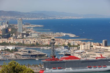 İspanya 'nın Montjuic Kalesi' nden Barcelona şehrinin kıyı bölgesinin panoramik manzarası