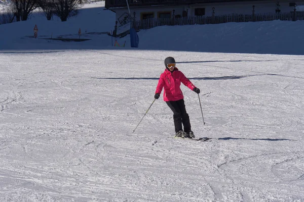 Skifahrerin Mit Schutzhelm Und Skimaske Amüsiert Sich Auf Einer Verschneiten — Stockfoto